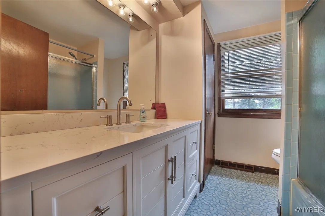 Full Bath (2nd)floor