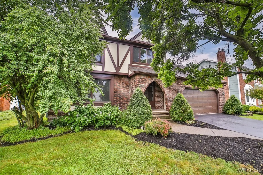 212 Robin Road, Amherst, New York 14228, Amherst, New York 14228, 4 Bedrooms Bedrooms, 8 Rooms Rooms,1 BathroomBathrooms,Residential,For Sale,212 Robin Road, Amherst, New York 14228,B1617752
