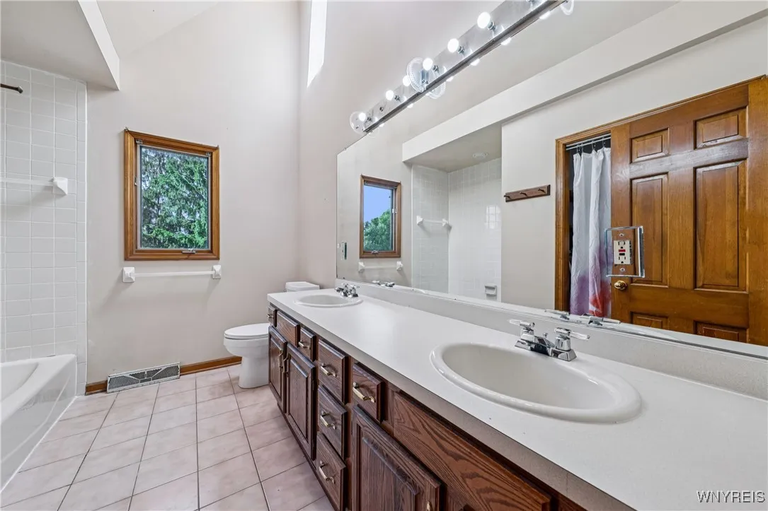 100 Hunt Club Circle, Amherst, New York 14051, Amherst, New York 14051, 4 Bedrooms Bedrooms, 10 Rooms Rooms,2 BathroomsBathrooms,Residential,Closed,100 Hunt Club Circle, Amherst, New York 14051,B1618464