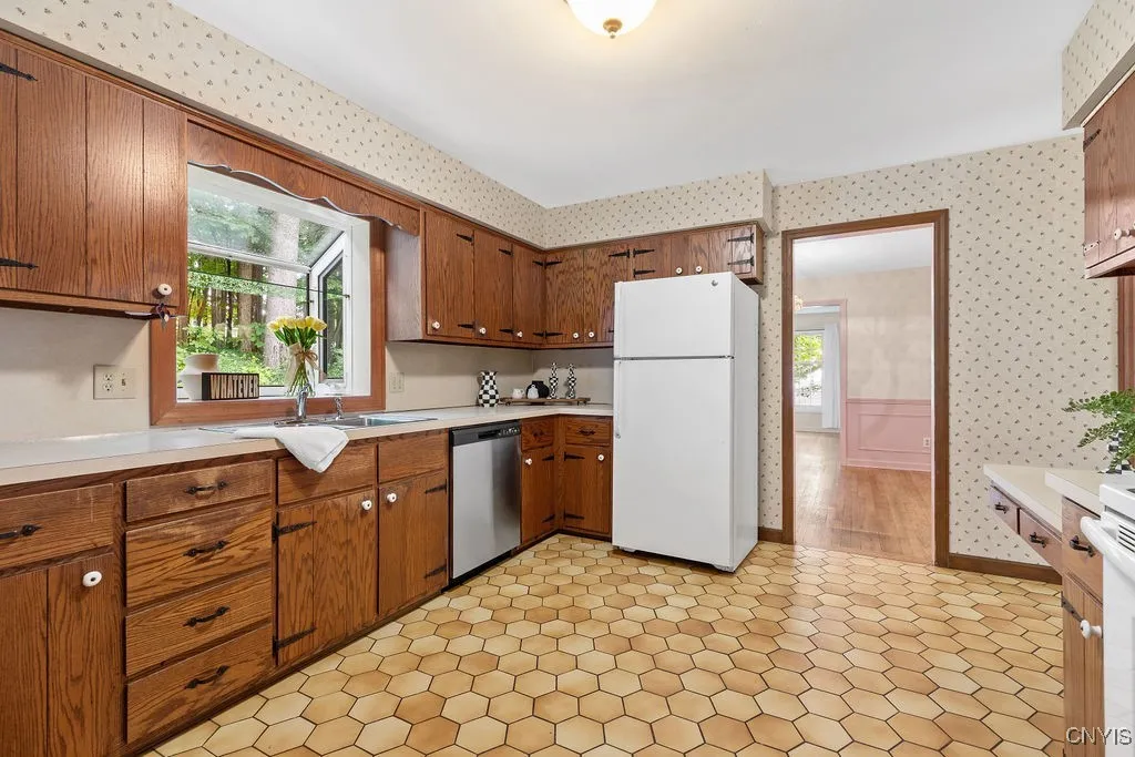 316 Broadview Drive, Syracuse, New York 13215, Syracuse, New York 13215, 4 Bedrooms Bedrooms, 11 Rooms Rooms,2 BathroomsBathrooms,Residential,Closed,316 Broadview Drive, Syracuse, New York 13215,0,S1618226