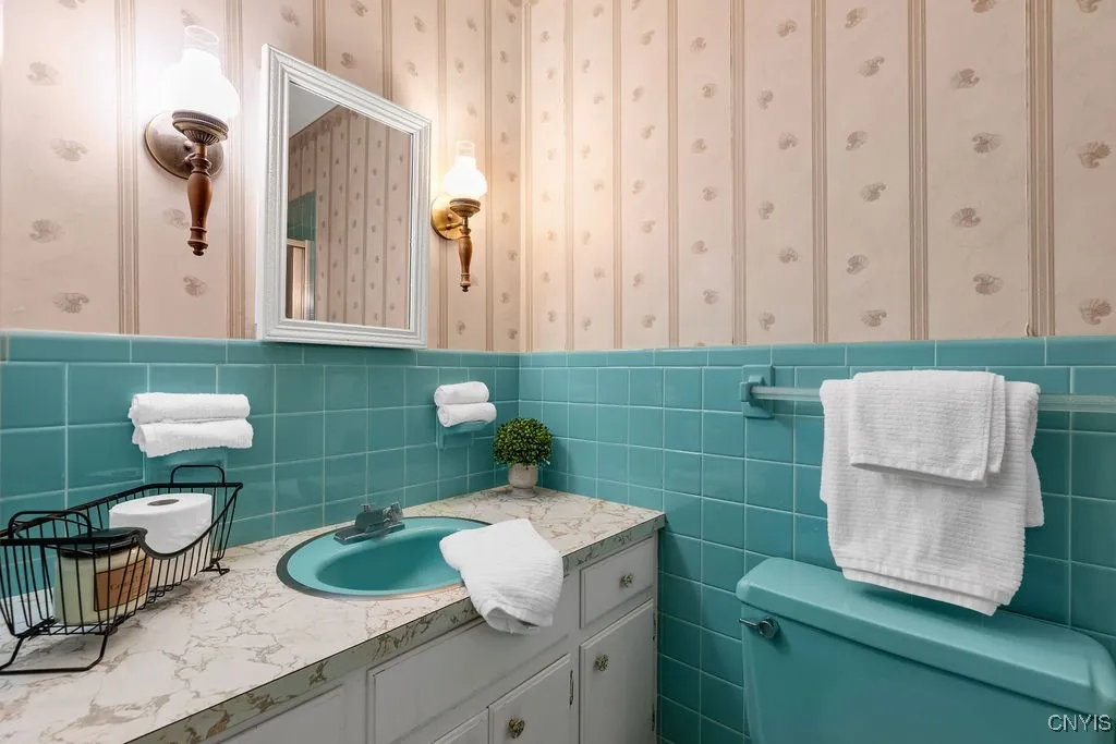 Primary has a stand up shower