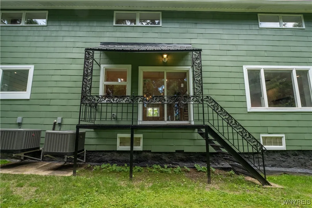 6 East And West Road, West Seneca, New York 14224, West Seneca, New York 14224, 4 Bedrooms Bedrooms, 9 Rooms Rooms,2 BathroomsBathrooms,Residential,For Sale,6 East And West Road, West Seneca, New York 14224,B1618327