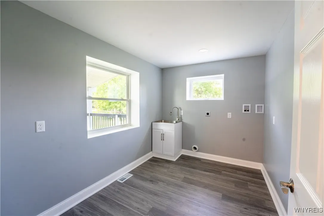 6 East And West Road, West Seneca, New York 14224, West Seneca, New York 14224, 4 Bedrooms Bedrooms, 9 Rooms Rooms,2 BathroomsBathrooms,Residential,For Sale,6 East And West Road, West Seneca, New York 14224,B1618327