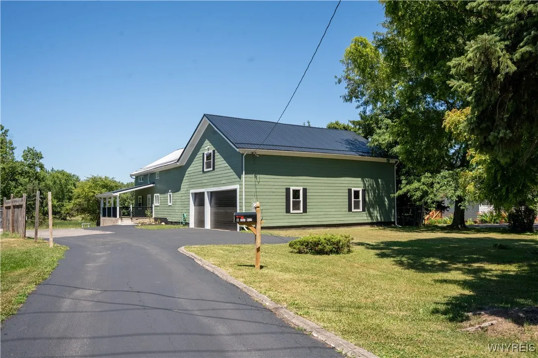 6 East And West Road, West Seneca, New York 14224, West Seneca, New York 14224, 4 Bedrooms Bedrooms, 9 Rooms Rooms,2 BathroomsBathrooms,Residential,For Sale,6 East And West Road, West Seneca, New York 14224,B1618327