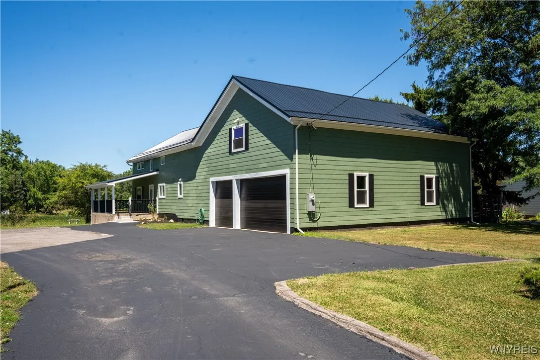 6 East And West Road, West Seneca, New York 14224, West Seneca, New York 14224, 4 Bedrooms Bedrooms, 9 Rooms Rooms,2 BathroomsBathrooms,Residential,For Sale,6 East And West Road, West Seneca, New York 14224,B1618327