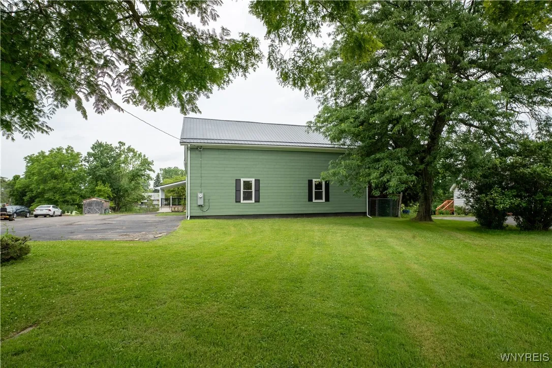 6 East And West Road, West Seneca, New York 14224, West Seneca, New York 14224, 4 Bedrooms Bedrooms, 9 Rooms Rooms,2 BathroomsBathrooms,Residential,For Sale,6 East And West Road, West Seneca, New York 14224,B1618327