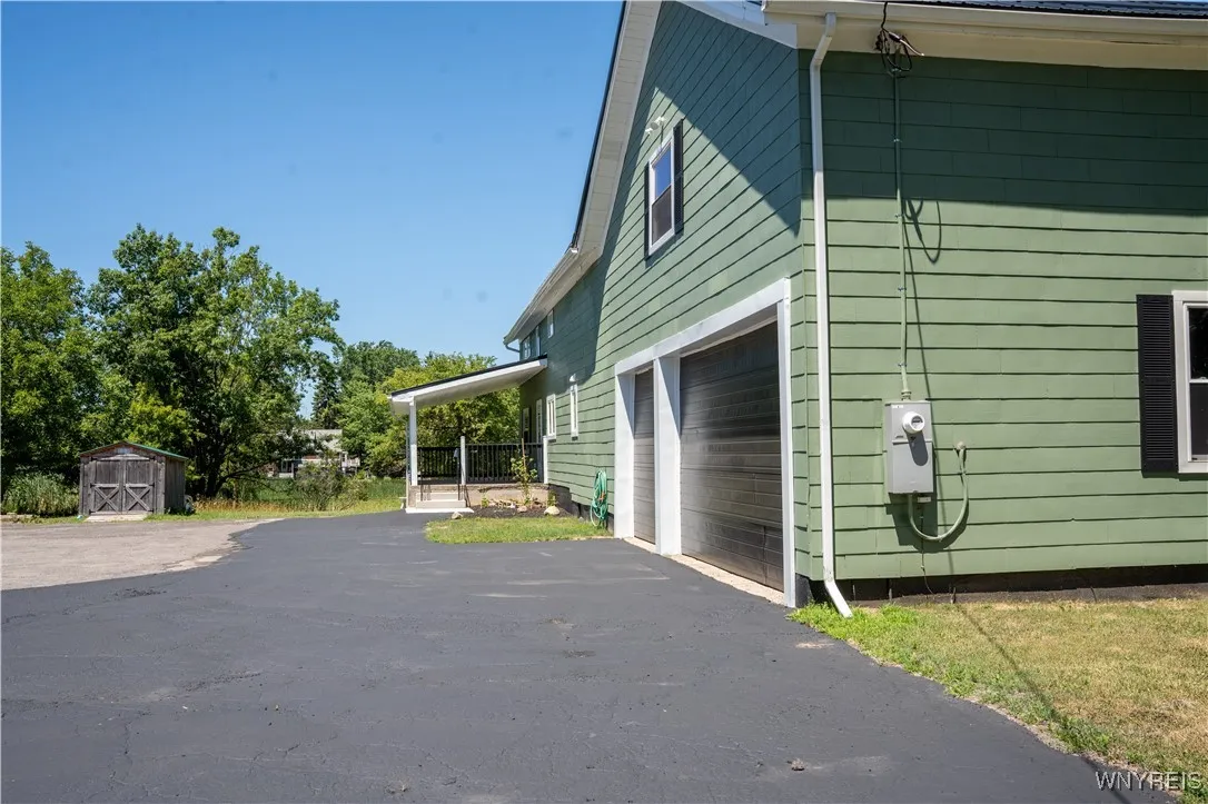 6 East And West Road, West Seneca, New York 14224, West Seneca, New York 14224, 4 Bedrooms Bedrooms, 9 Rooms Rooms,2 BathroomsBathrooms,Residential,For Sale,6 East And West Road, West Seneca, New York 14224,B1618327