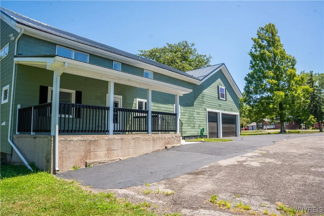 6 East And West Road, West Seneca, New York 14224, West Seneca, New York 14224, 4 Bedrooms Bedrooms, 9 Rooms Rooms,2 BathroomsBathrooms,Residential,For Sale,6 East And West Road, West Seneca, New York 14224,B1618327