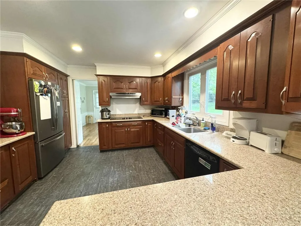 3 Fernleigh Drive, Middlefield, New York 13326, Middlefield, New York 13326, 3 Bedrooms Bedrooms, 8 Rooms Rooms,2 BathroomsBathrooms,Residential Lease,For Rent,3 Fernleigh Drive, Middlefield, New York 13326,R1615956