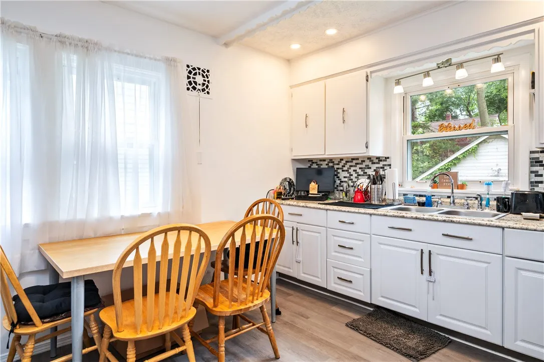 195 Roxborough Road, Rochester, New York 14619, Rochester, New York 14619, 4 Bedrooms Bedrooms, 6 Rooms Rooms,1 BathroomBathrooms,Residential,Closed,195 Roxborough Road, Rochester, New York 14619,0,R1618962