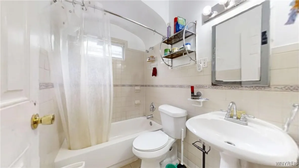 187 Auburn Avenue, Buffalo, New York 14213, Buffalo, New York 14213, 5 Bedrooms Bedrooms, ,2 BathroomsBathrooms,Residential,For Sale,187 Auburn Avenue, Buffalo, New York 14213,B1618787