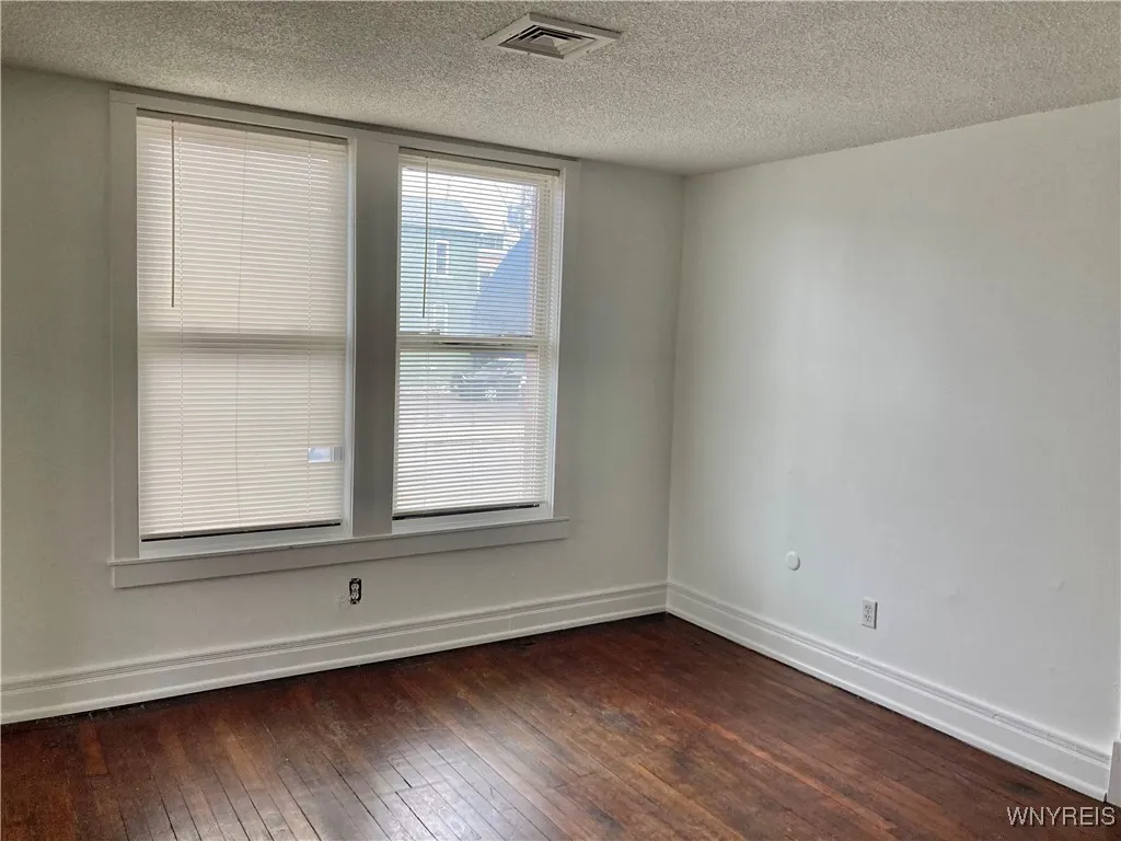 294 S. Elmwood Avenue 6, Buffalo, New York 14201, Buffalo, New York 14201, 1 Bedroom Bedrooms, 3 Rooms Rooms,1 BathroomBathrooms,Residential Lease,Closed,294 S. Elmwood Avenue 6, Buffalo, New York 14201,B1618991