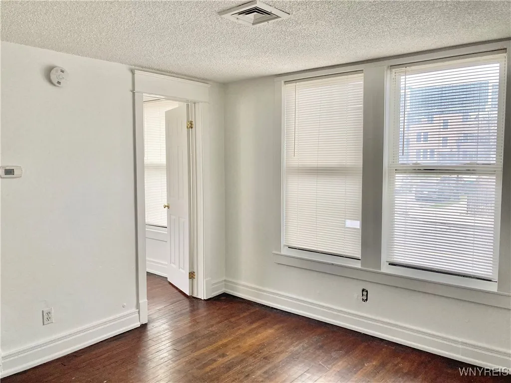 294 S. Elmwood Avenue 6, Buffalo, New York 14201, Buffalo, New York 14201, 1 Bedroom Bedrooms, 3 Rooms Rooms,1 BathroomBathrooms,Residential Lease,Closed,294 S. Elmwood Avenue 6, Buffalo, New York 14201,B1618991
