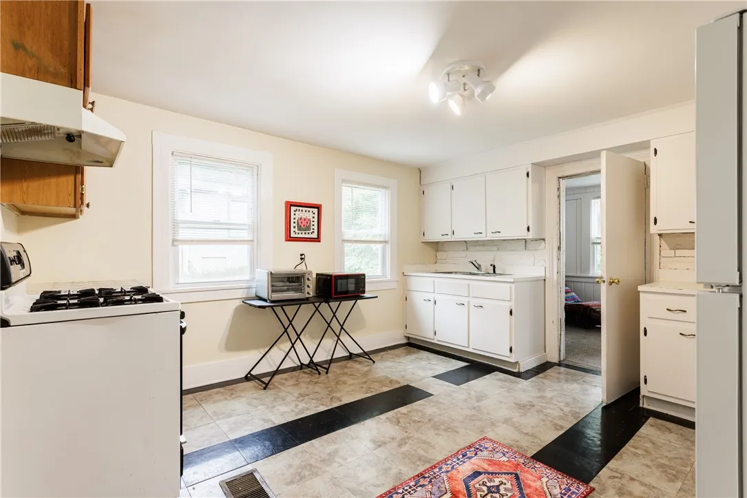 72 Weld Street, Rochester, New York 14605, Rochester, New York 14605, 4 Bedrooms Bedrooms, 7 Rooms Rooms,1 BathroomBathrooms,Residential,For Sale,72 Weld Street, Rochester, New York 14605,R1618746