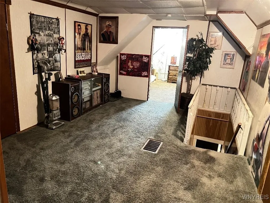 FAMILY ROOM / PLAY AREA 2ND FLOOR