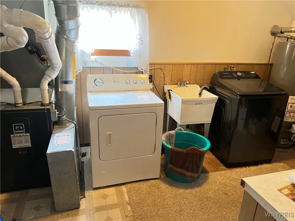 LAUNDRY/UTILITY ROOM