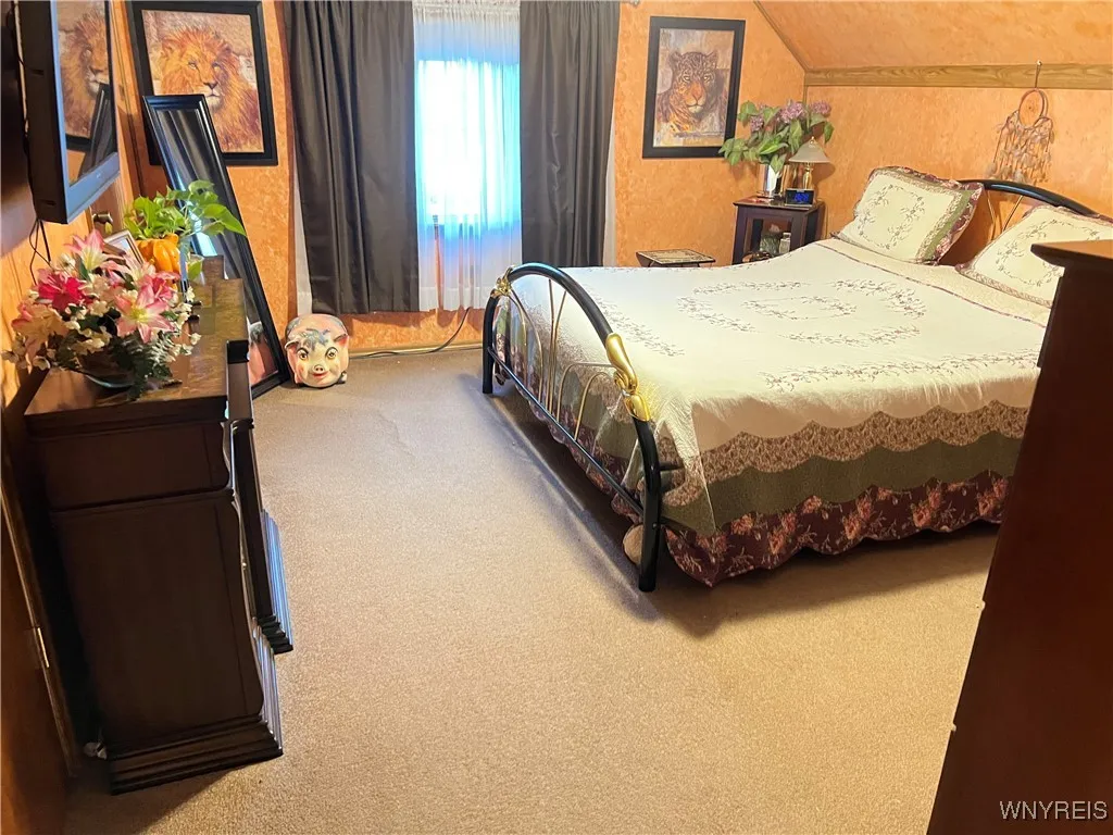 MASTER BEDROOM 
2ND FLOOR