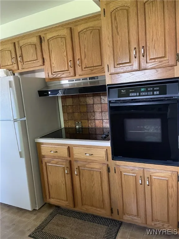 Plenty of Kitchen Cabinets & all appliances