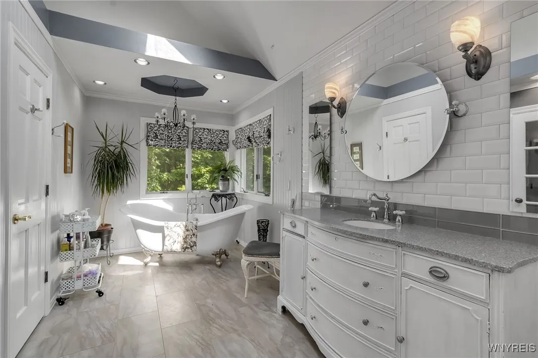 9875 Hollingson Rd, Clarence, New York 14031, Clarence, New York 14031, 5 Bedrooms Bedrooms, 15 Rooms Rooms,3 BathroomsBathrooms,Residential,Closed,9875 Hollingson Rd, Clarence, New York 14031,0,B1618517