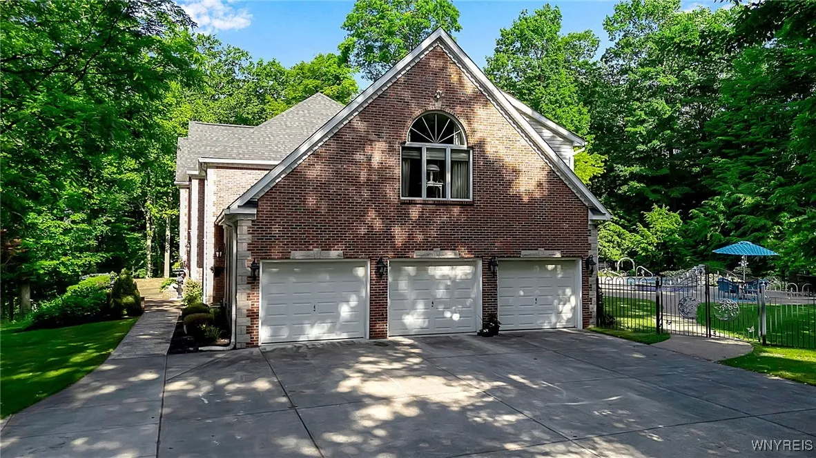 9875 Hollingson Rd, Clarence, New York 14031, Clarence, New York 14031, 5 Bedrooms Bedrooms, 15 Rooms Rooms,3 BathroomsBathrooms,Residential,Closed,9875 Hollingson Rd, Clarence, New York 14031,0,B1618517