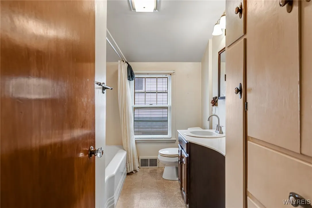 2104 Walnut Avenue, Niagara Falls, New York 14301, Niagara Falls, New York 14301, 3 Bedrooms Bedrooms, 7 Rooms Rooms,2 BathroomsBathrooms,Residential,For Sale,2104 Walnut Avenue, Niagara Falls, New York 14301,B1619062