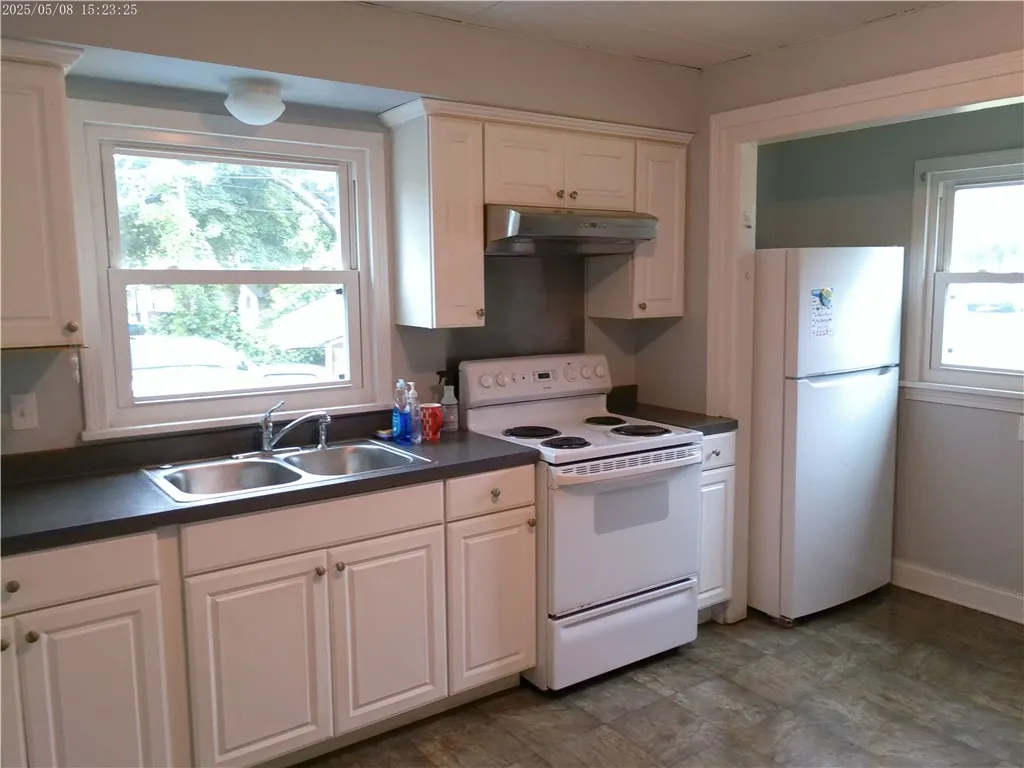 35 Langslow Street, Rochester, New York 14620, Rochester, New York 14620, 3 Bedrooms Bedrooms, 7 Rooms Rooms,2 BathroomsBathrooms,Residential Lease,For Rent,35 Langslow Street, Rochester, New York 14620,R1619095