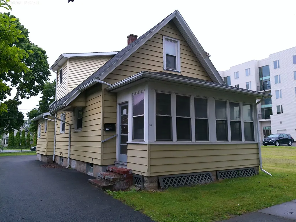 35 Langslow Street, Rochester, New York 14620, Rochester, New York 14620, 3 Bedrooms Bedrooms, 7 Rooms Rooms,2 BathroomsBathrooms,Residential Lease,For Rent,35 Langslow Street, Rochester, New York 14620,R1619095