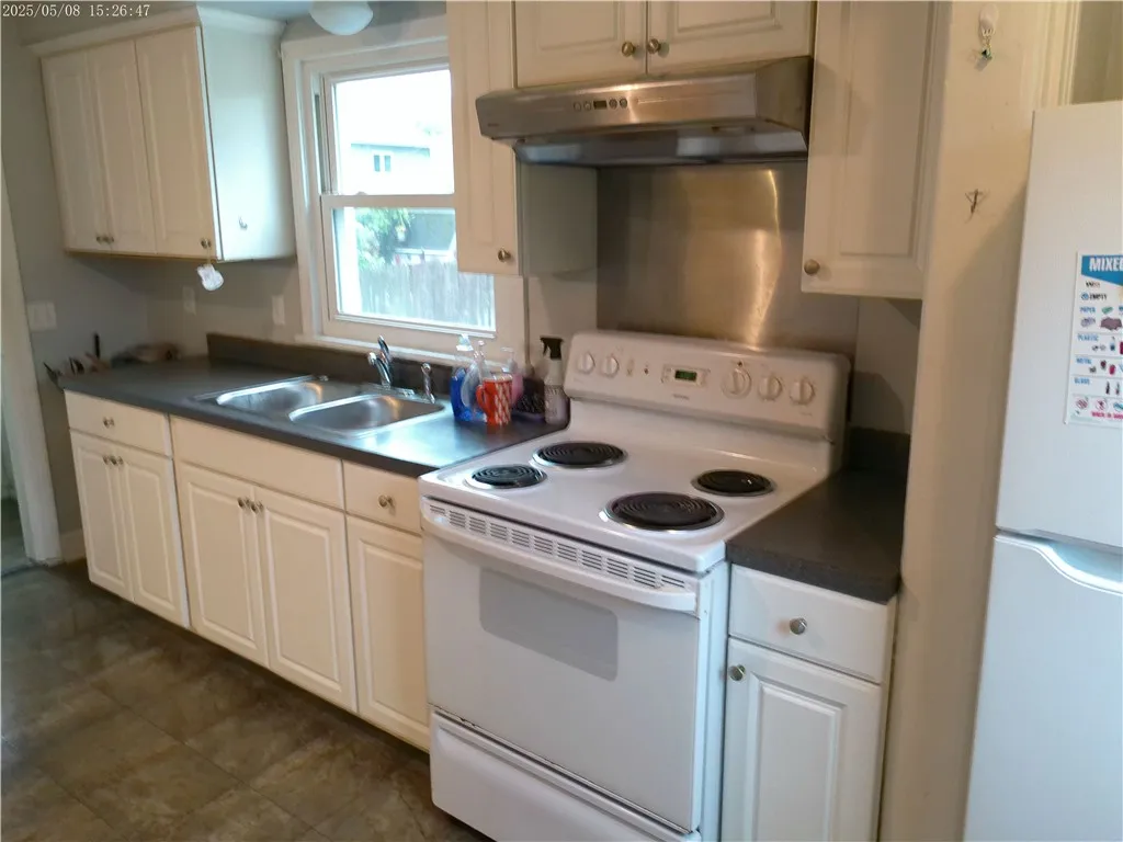 35 Langslow Street, Rochester, New York 14620, Rochester, New York 14620, 3 Bedrooms Bedrooms, 7 Rooms Rooms,2 BathroomsBathrooms,Residential Lease,For Rent,35 Langslow Street, Rochester, New York 14620,R1619095
