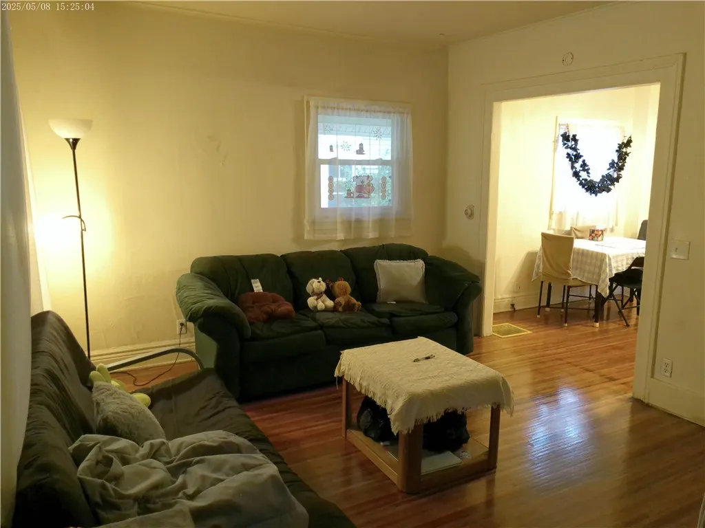 35 Langslow Street, Rochester, New York 14620, Rochester, New York 14620, 3 Bedrooms Bedrooms, 7 Rooms Rooms,2 BathroomsBathrooms,Residential Lease,For Rent,35 Langslow Street, Rochester, New York 14620,R1619095