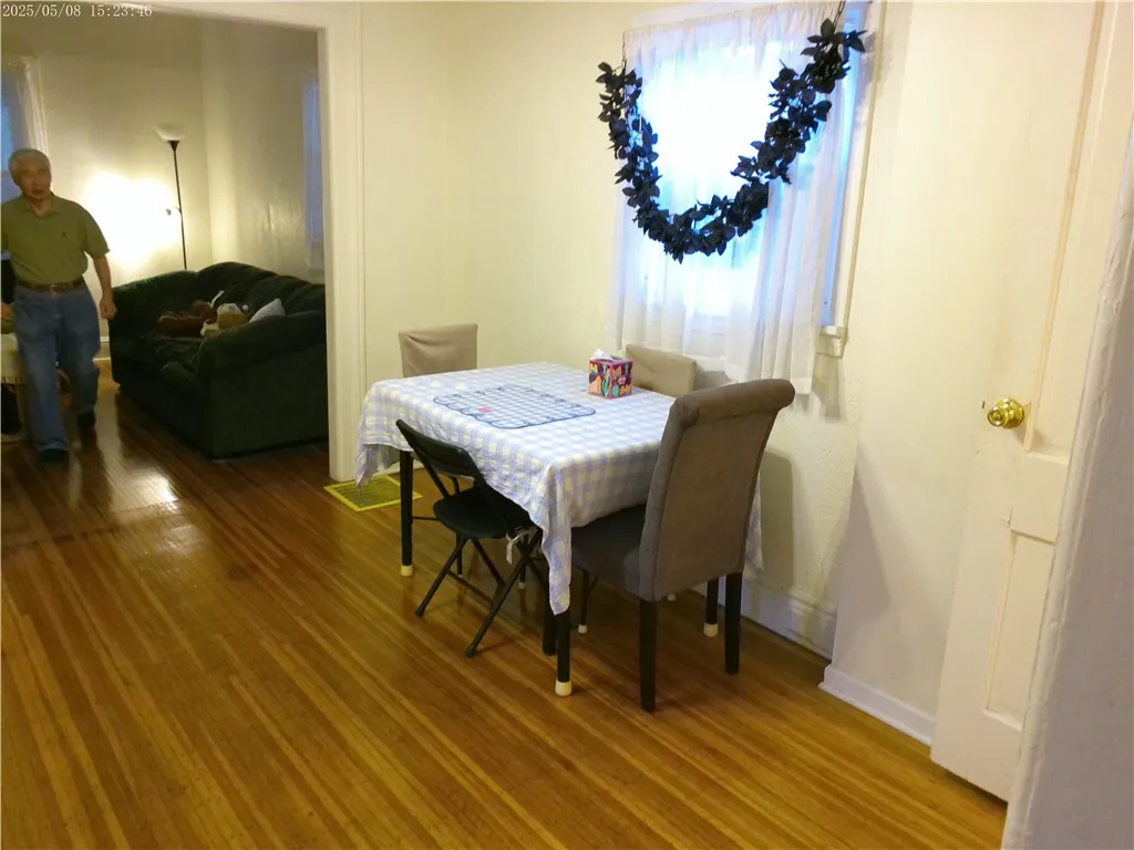 35 Langslow Street, Rochester, New York 14620, Rochester, New York 14620, 3 Bedrooms Bedrooms, 7 Rooms Rooms,2 BathroomsBathrooms,Residential Lease,For Rent,35 Langslow Street, Rochester, New York 14620,R1619095