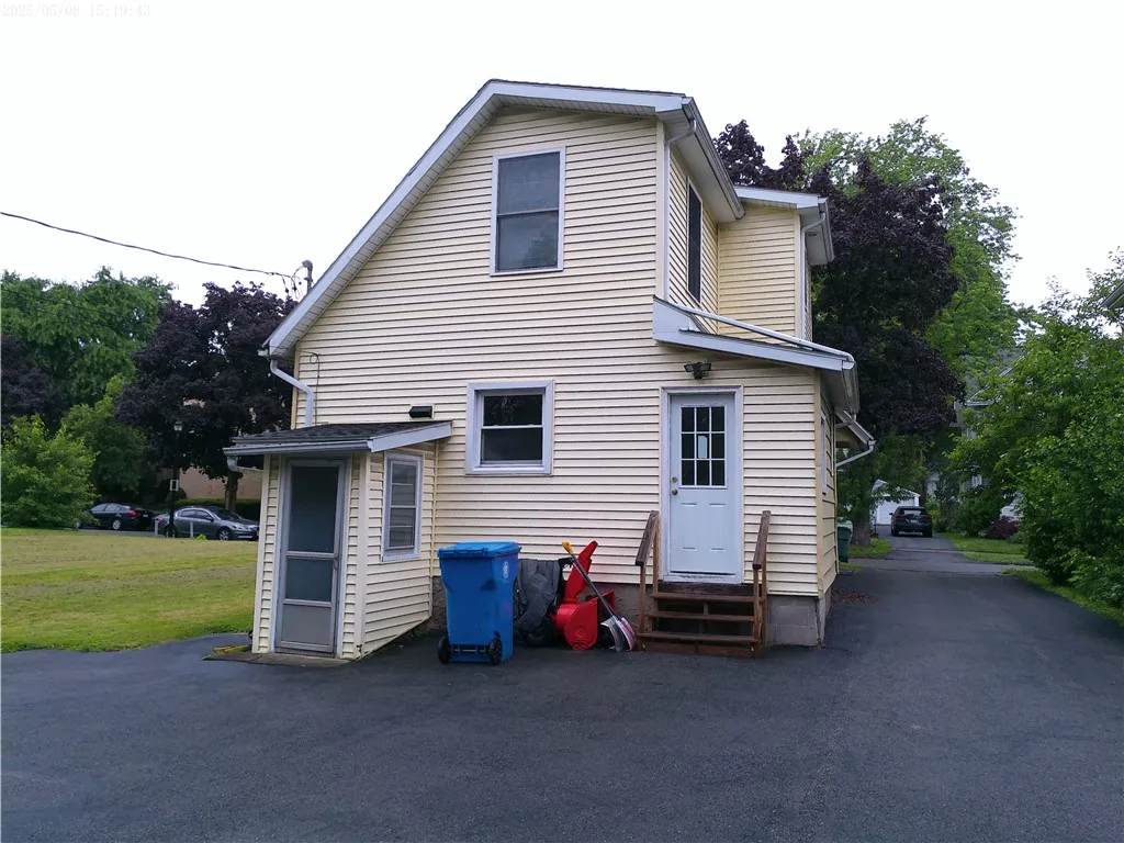 35 Langslow Street, Rochester, New York 14620, Rochester, New York 14620, 3 Bedrooms Bedrooms, 7 Rooms Rooms,2 BathroomsBathrooms,Residential Lease,For Rent,35 Langslow Street, Rochester, New York 14620,R1619095