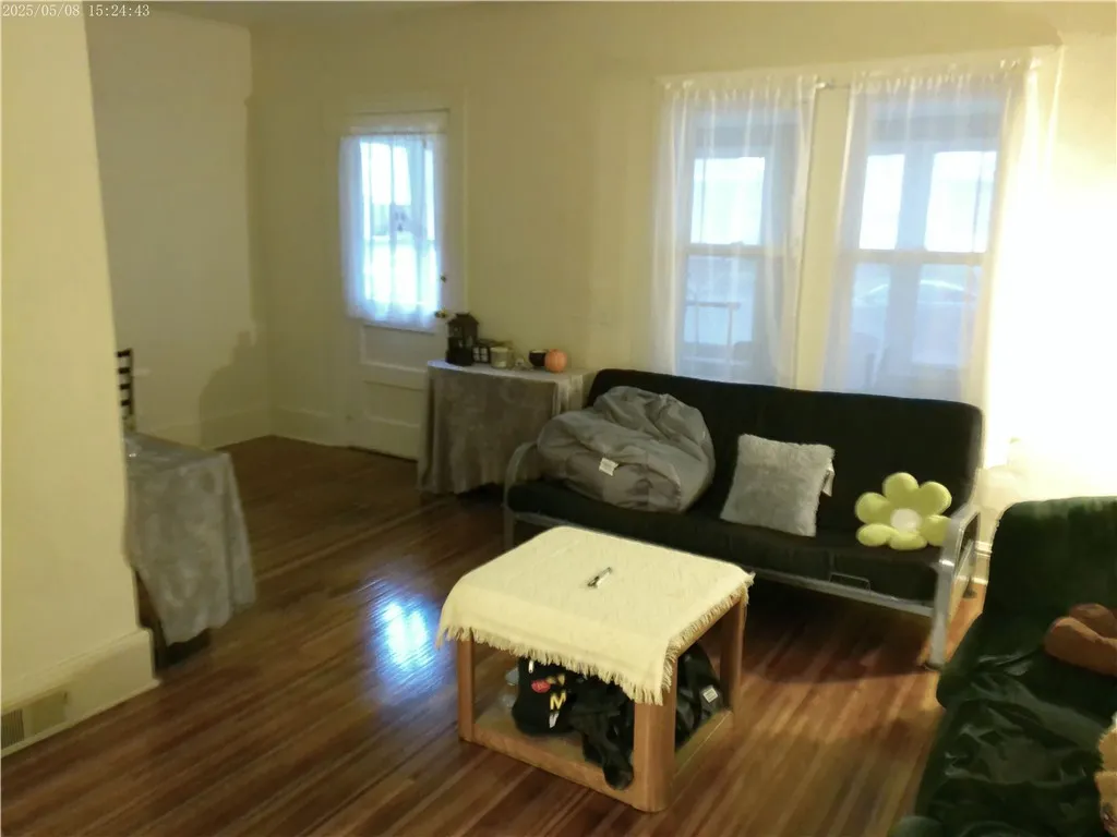 35 Langslow Street, Rochester, New York 14620, Rochester, New York 14620, 3 Bedrooms Bedrooms, 7 Rooms Rooms,2 BathroomsBathrooms,Residential Lease,For Rent,35 Langslow Street, Rochester, New York 14620,R1619095