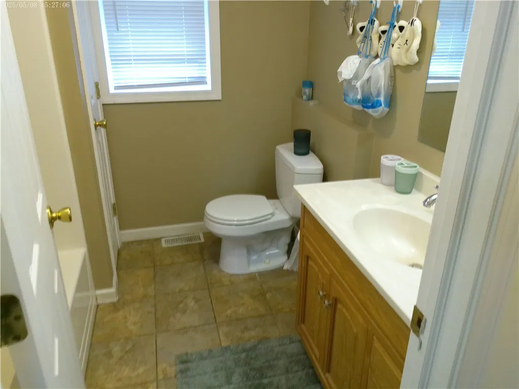 35 Langslow Street, Rochester, New York 14620, Rochester, New York 14620, 3 Bedrooms Bedrooms, 7 Rooms Rooms,2 BathroomsBathrooms,Residential Lease,For Rent,35 Langslow Street, Rochester, New York 14620,R1619095