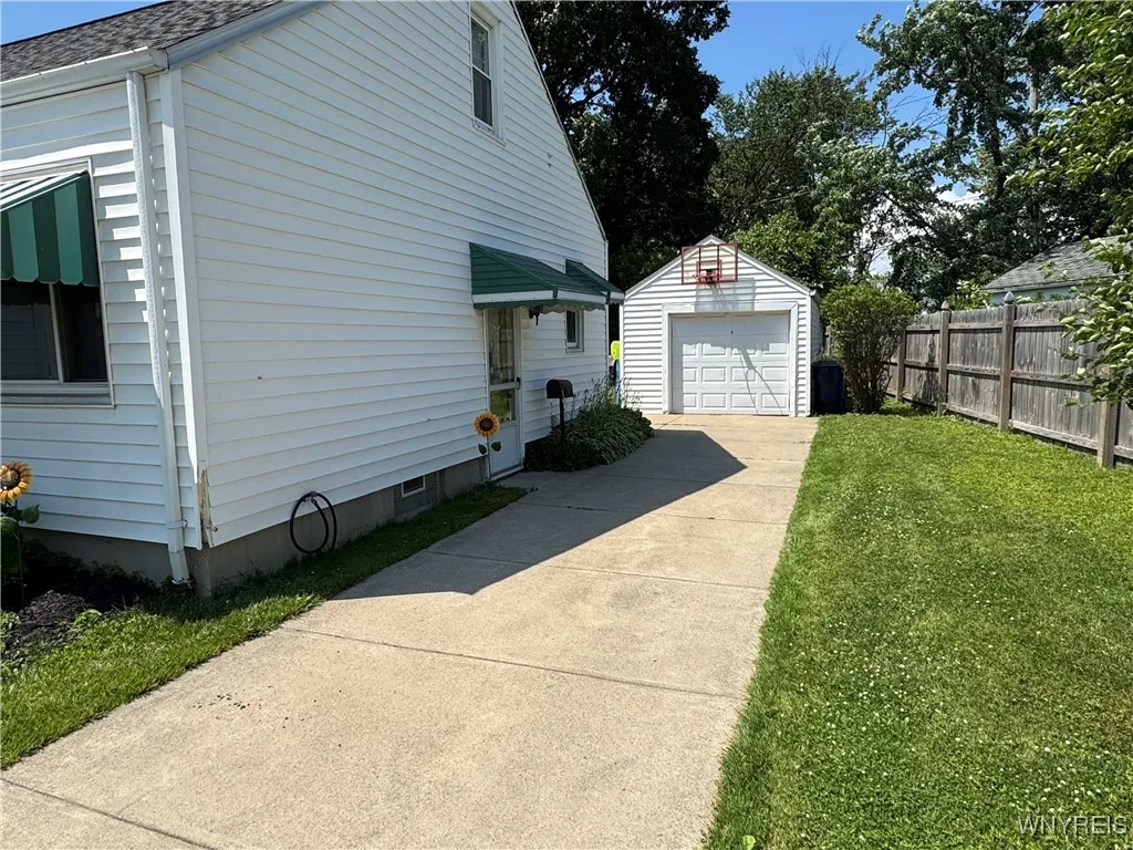 293 Lamont Drive, Amherst, New York 14226, Amherst, New York 14226, 2 Bedrooms Bedrooms, 7 Rooms Rooms,1 BathroomBathrooms,Residential,For Sale,293 Lamont Drive, Amherst, New York 14226,B1618866