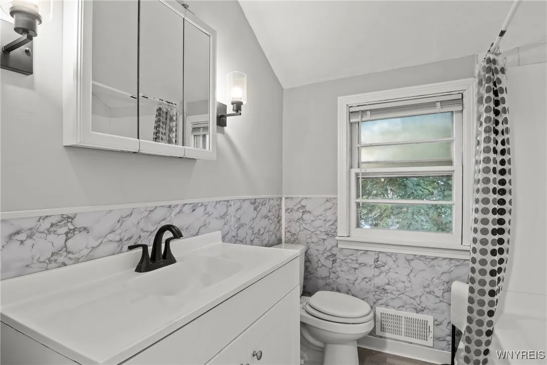 upstairs full bathroom