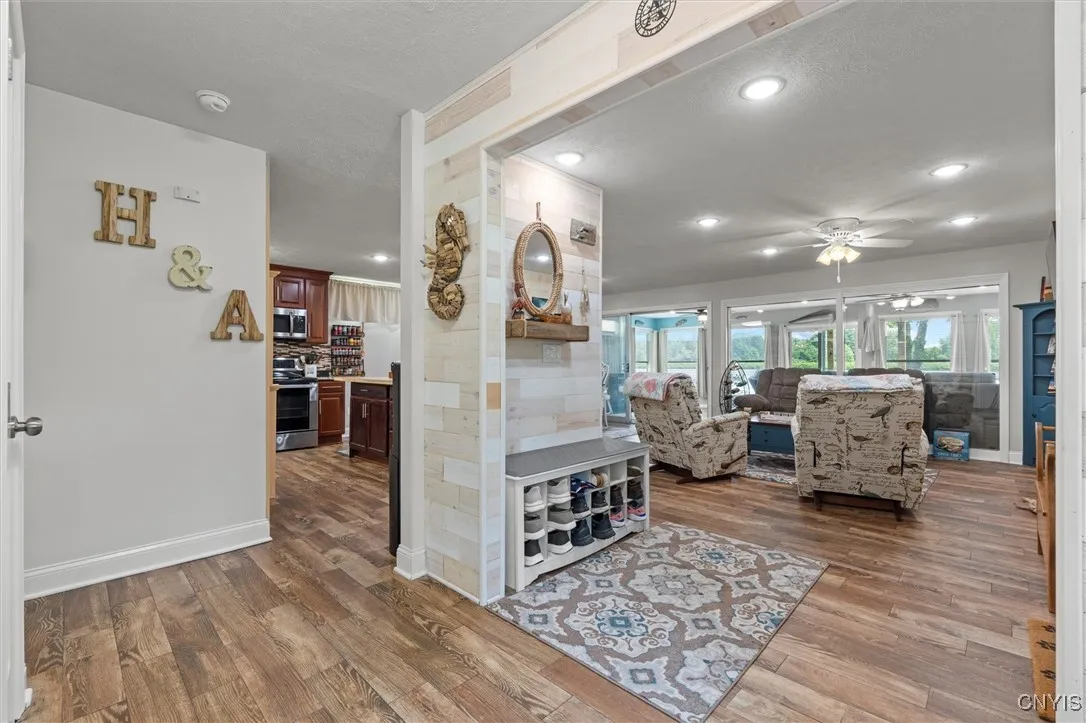 Lay out off the entry door.