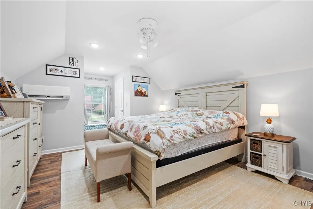 Upper primary w/double closets