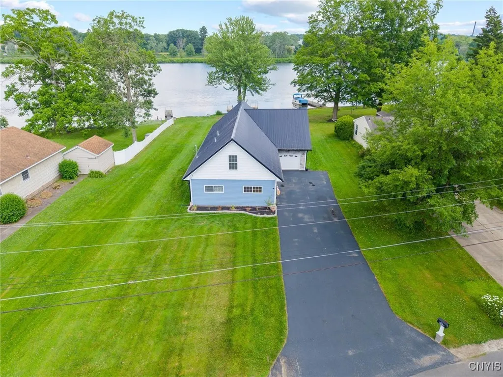 Spacious  lot- Easy commute to Oswego or Syr