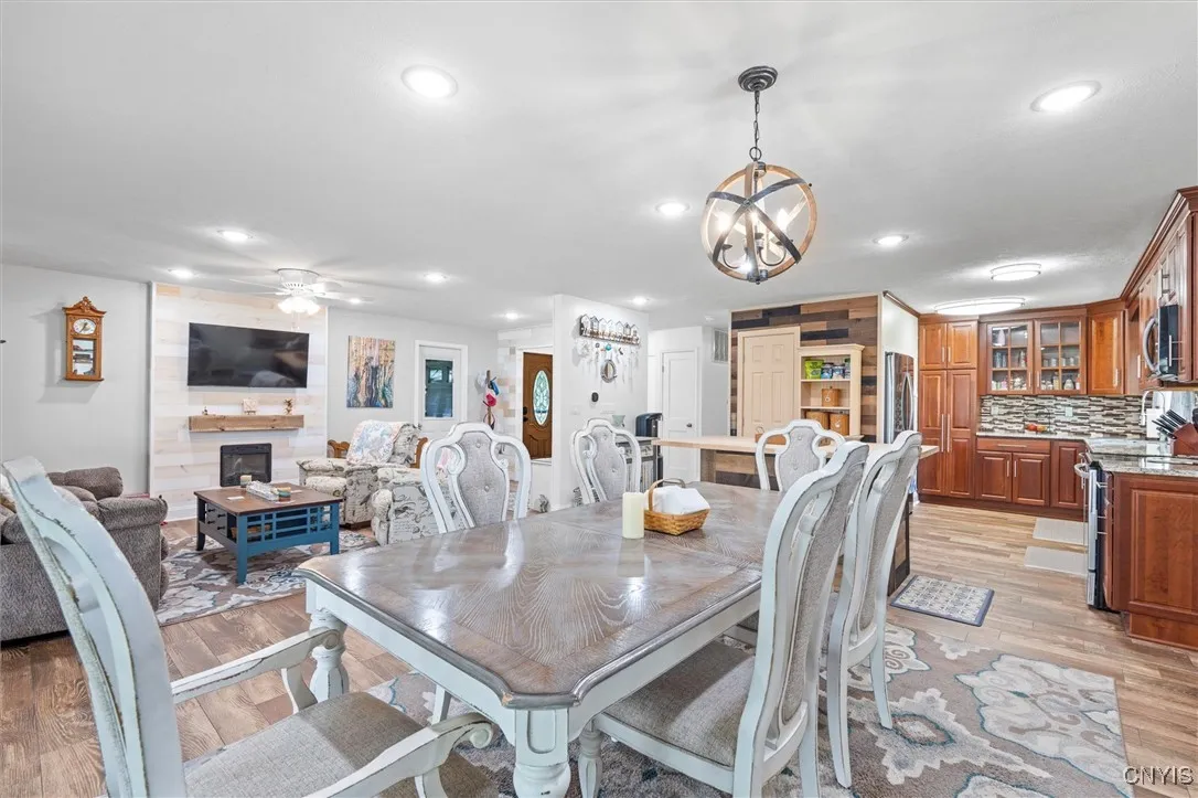 Bright rooms, all lights on dimmers.