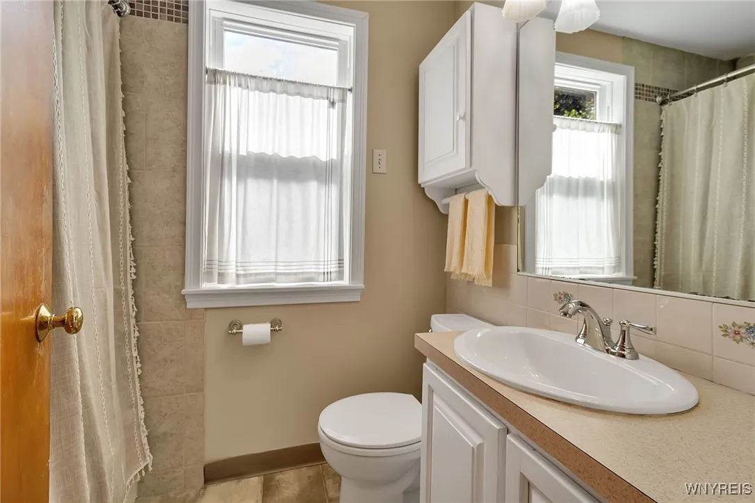 61 Chateau East, Amherst, New York 14226, Amherst, New York 14226, 3 Bedrooms Bedrooms, 6 Rooms Rooms,1 BathroomBathrooms,Residential,For Sale,61 Chateau East, Amherst, New York 14226,B1618801