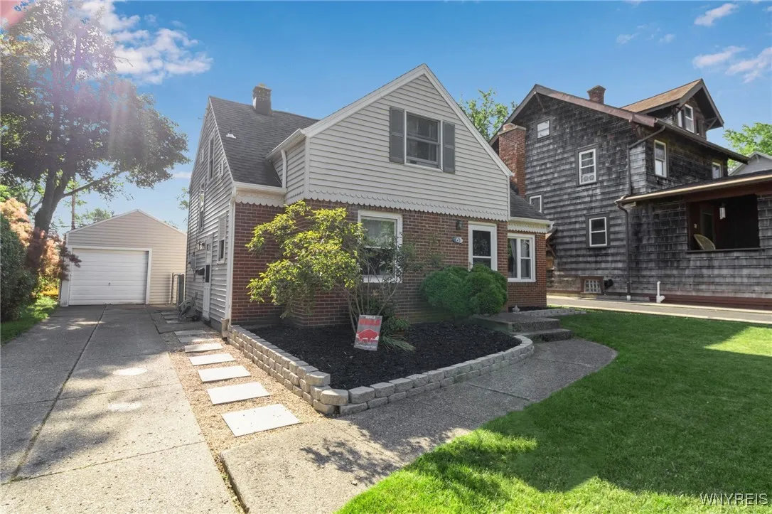 61 Chateau East, Amherst, New York 14226, Amherst, New York 14226, 3 Bedrooms Bedrooms, 6 Rooms Rooms,1 BathroomBathrooms,Residential,For Sale,61 Chateau East, Amherst, New York 14226,B1618801