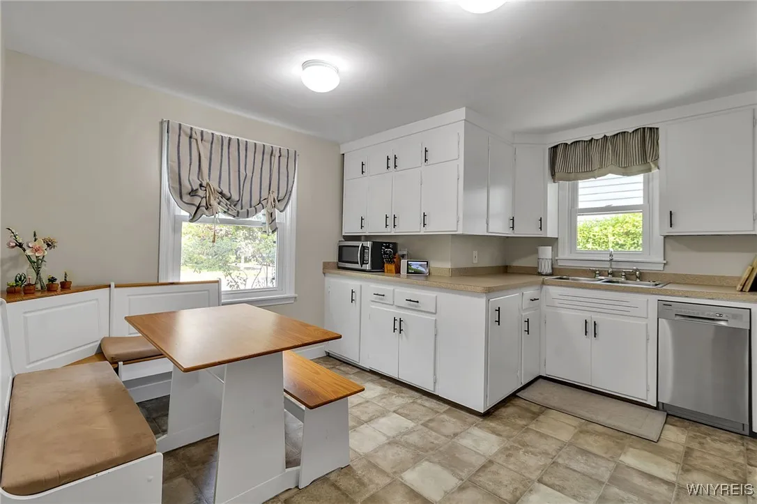 61 Chateau East, Amherst, New York 14226, Amherst, New York 14226, 3 Bedrooms Bedrooms, 6 Rooms Rooms,1 BathroomBathrooms,Residential,For Sale,61 Chateau East, Amherst, New York 14226,B1618801