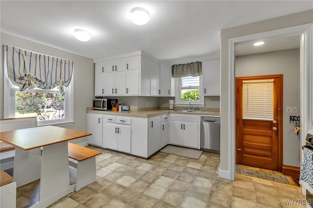 61 Chateau East, Amherst, New York 14226, Amherst, New York 14226, 3 Bedrooms Bedrooms, 6 Rooms Rooms,1 BathroomBathrooms,Residential,For Sale,61 Chateau East, Amherst, New York 14226,B1618801