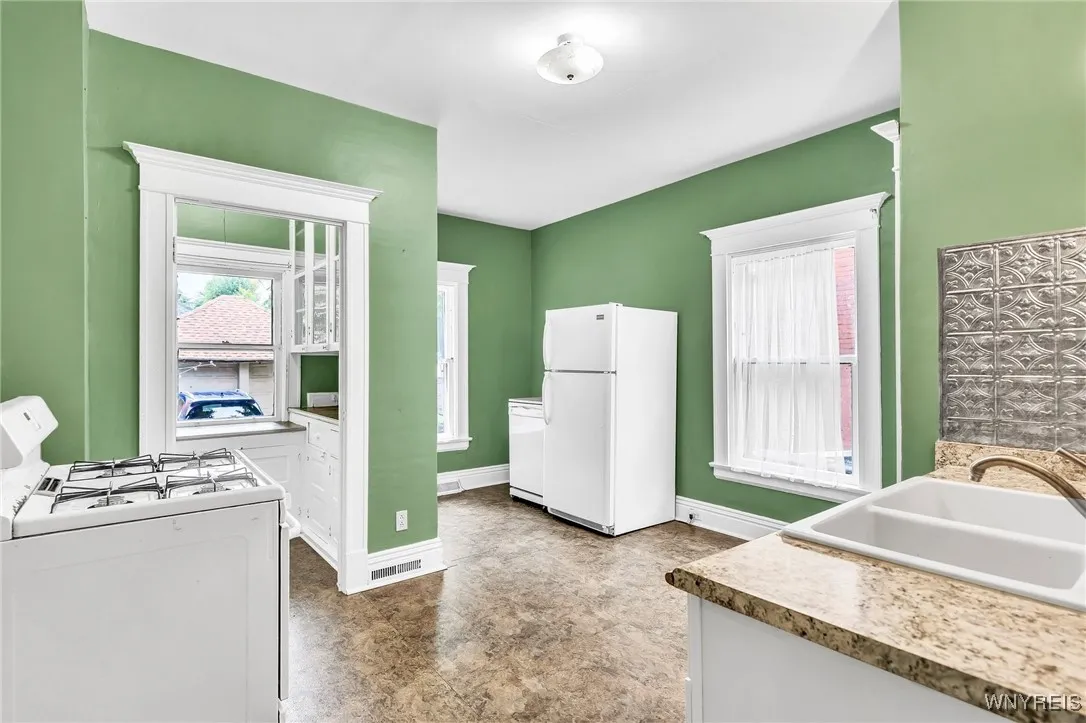 388 Lafayette Ave, Buffalo, New York 14213, Buffalo, New York 14213, 8 Bedrooms Bedrooms, ,2 BathroomsBathrooms,Residential,Closed,388 Lafayette Ave, Buffalo, New York 14213,0,B1619216