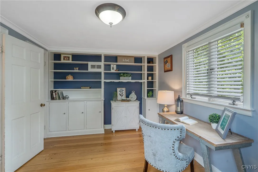 And these nifty shelves with a darling little alcove (low, white cabinet is freestanding) at the wall next to the closet (hidden behind the door here) are a bonus feature!