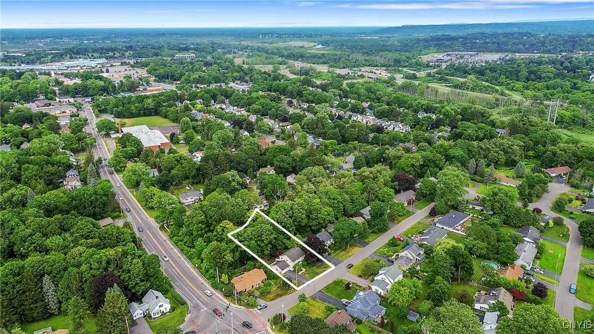 Jamesville Road extends to East Genesee Street here, so traveling west towards downtown or east towards Fayetteville is a breeze!