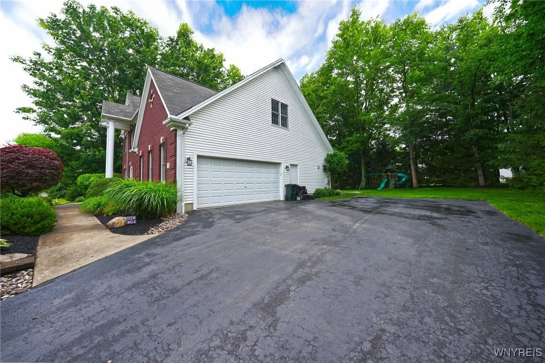 15 Soldier Wood Circle, Orchard Park, New York 141, Orchard Park, New York 14127, 4 Bedrooms Bedrooms, 9 Rooms Rooms,2 BathroomsBathrooms,Residential,Closed,15 Soldier Wood Circle, Orchard Park, New York 141,B1619115