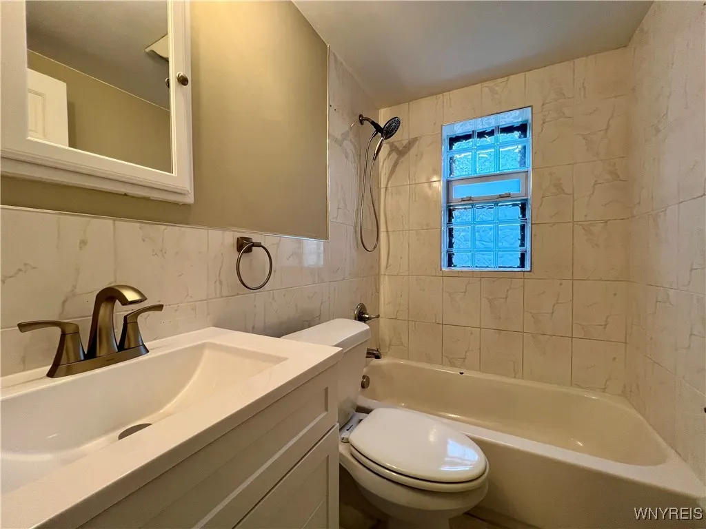 1225 Hertel Avenue 2, Buffalo, New York 14216, Buffalo, New York 14216, 1 Bedroom Bedrooms, 4 Rooms Rooms,1 BathroomBathrooms,Residential Lease,For Rent,1225 Hertel Avenue 2, Buffalo, New York 14216,0,B1618872