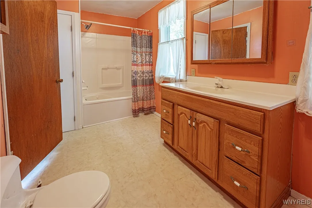 4700 Lockport Road, Pendleton, New York 14094, Pendleton, New York 14094, 4 Bedrooms Bedrooms, 10 Rooms Rooms,1 BathroomBathrooms,Residential,For Sale,4700 Lockport Road, Pendleton, New York 14094,B1619841