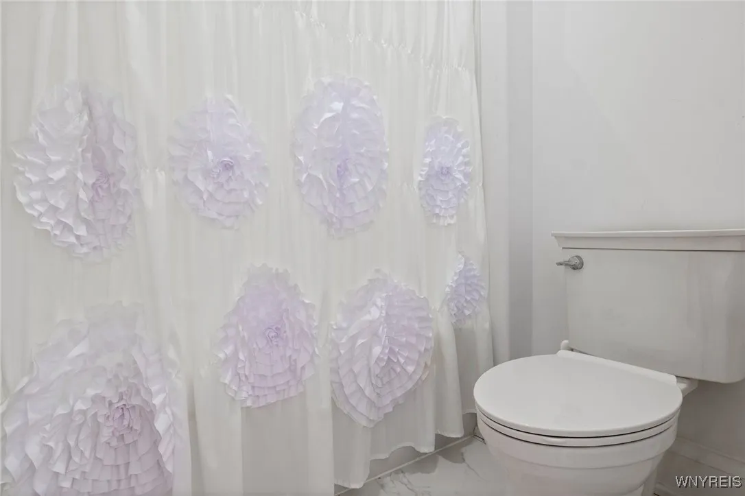 5558 Herons Glen, Clarence, New York 14031, Clarence, New York 14031, 6 Bedrooms Bedrooms, 14 Rooms Rooms,7 BathroomsBathrooms,Residential,For Sale,5558 Herons Glen, Clarence, New York 14031,0,B1619749